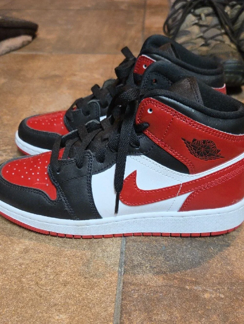 GRADE-SCHOOL AIR JORDAN 1 MID SEMen – Black/Varsity Red-white
